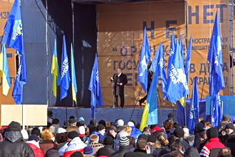 Зачем тысячи крымчан едут в Киев