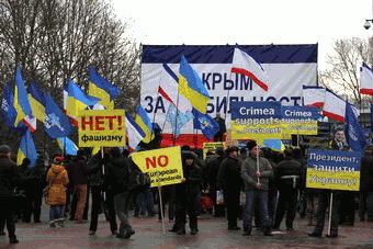 В Симферополе крымчане потребовали у президента защитить Украину