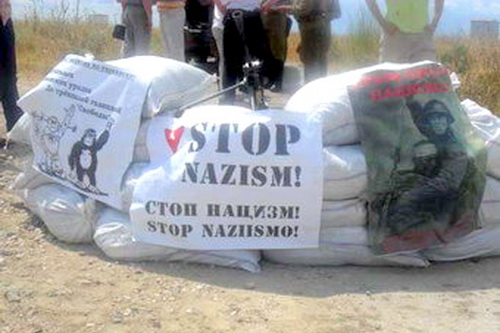 В годовщину начала войны гостей Крыма встретили антифашистским пикетом