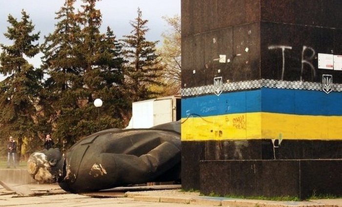 Война с памятником – это однозначно вандализм!