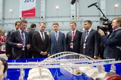 Дмитрий Медведев ознакомился с проектом моста в Крым на форуме в Сочи