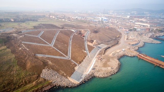 Строители моста в Крым укрепили склон на керченской стороне