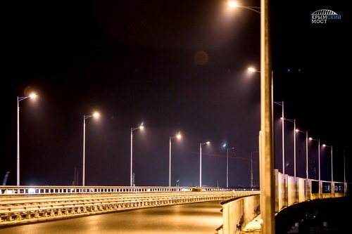 Строители протестировали освещение автодороги на Крымском мосту