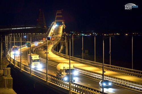 Более 700 тысяч грузовиков проехали по Крымскому мосту за год