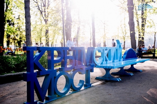В Москве установили скамейки «Крымский мост»