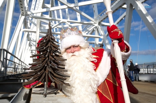 Российский Дед Мороз прошел по мосту в Крым