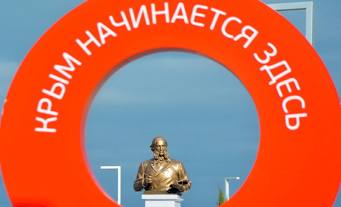 Аэропорт Симферополь установил памятник Айвазовскому