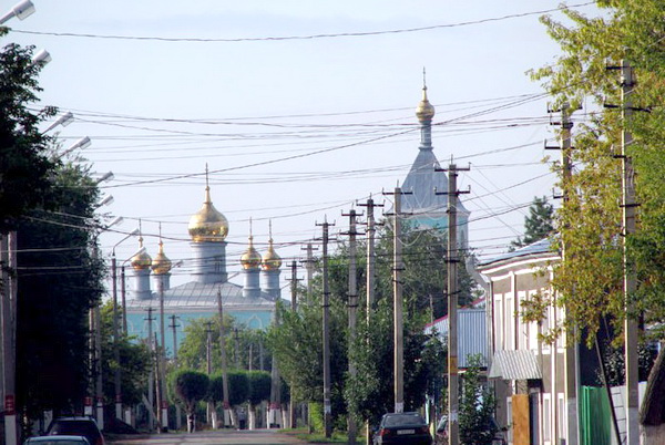 Типичный пейзаж центра. Микрорайон «Курени», откуда пошел г. Уральск. На горизонте — Казачий собор Архангела Михаила, первое каменное здание города (1751, находится на бывш. ул. Бол. Михайловской; Ленина; Дружбы/Достлукъ, а ныне – проспекте Назарбаева, д. 68) Типичный пейзаж центра. Микрорайон «Курени», откуда пошел г. Уральск. На горизонте — Казачий собор Архангела Михаила, первое каменное здание города (1751, находится на бывш. ул. Бол. Михайловской; Ленина; Дружбы/Достлукъ, а ныне – проспекте Назарбаева, д. 68)