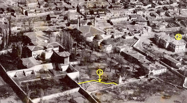 Фрагмент фотографии Ханского дворца, выполненной с самолета немецким летчиком 7 июля 1942 года. Литер 1 — немецкое военное кладбище на территории Главного двора Ханского дворца. Литер 2 — здание детского сада по ул. Почтовая, 10, в котором с октября 1941 года был расквартирован Бахчисарайский истребительный батальон. Из этого здания 1 ноября 1941 года был выведен в горы на борьбу с оккупантами Бахчисарайский партизанский отряд. Взорвано румынскими оккупантами в 1944 году при отступлении Фрагмент фотографии Ханского дворца, выполненной с самолета немецким летчиком 7 июля 1942 года. Литер 1 — немецкое военное кладбище на территории Главного двора Ханского дворца. Литер 2 — здание детского сада по ул. Почтовая, 10, в котором с октября 1941 года был расквартирован Бахчисарайский истребительный батальон. Из этого здания 1 ноября 1941 года был выведен в горы на борьбу с оккупантами Бахчисарайский партизанский отряд. Взорвано румынскими оккупантами в 1944 году при отступлении
