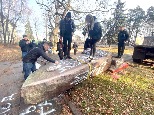Украинские подростки в поселке Калиновка Киевской области снесли памятник советским воинам, погибшим при обороне Киева в 1941 году