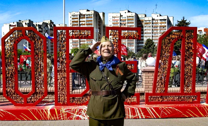 «Строчит пулеметчик за синий платочек…»