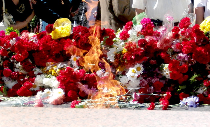 Да, мужеству забвенья не бывает!