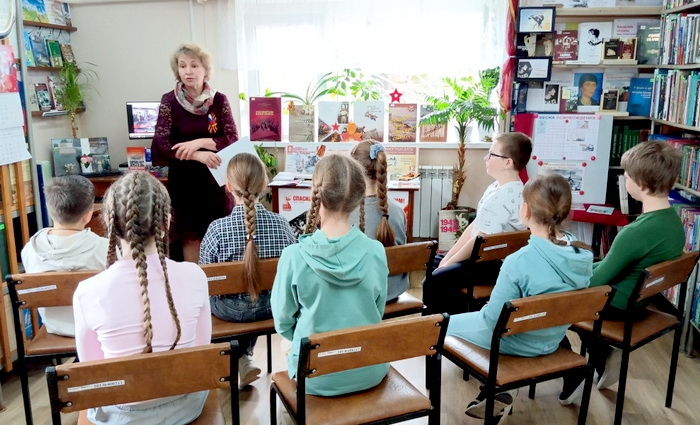 Весна великий подвиг прадедов хранит