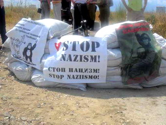 В годовщину начала войны гостей Крыма встретили антифашистским пикетом
