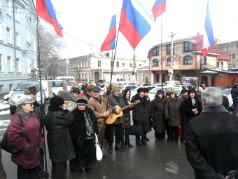 Русская община с песнями и плясками пришла поздравлять российского консула