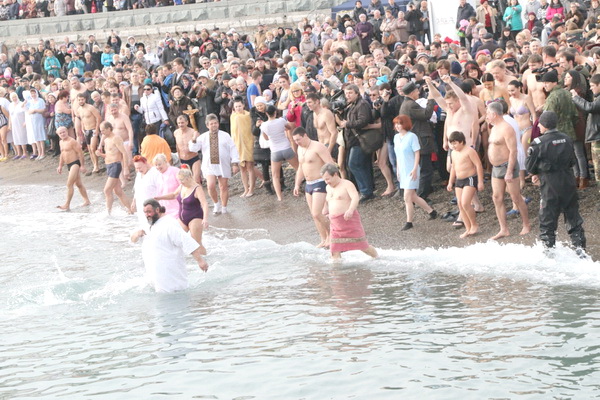 Купание крым. Крещение в Крыму. Купание в море на крещение. Купание в общественных местах. Море Крым купаться.